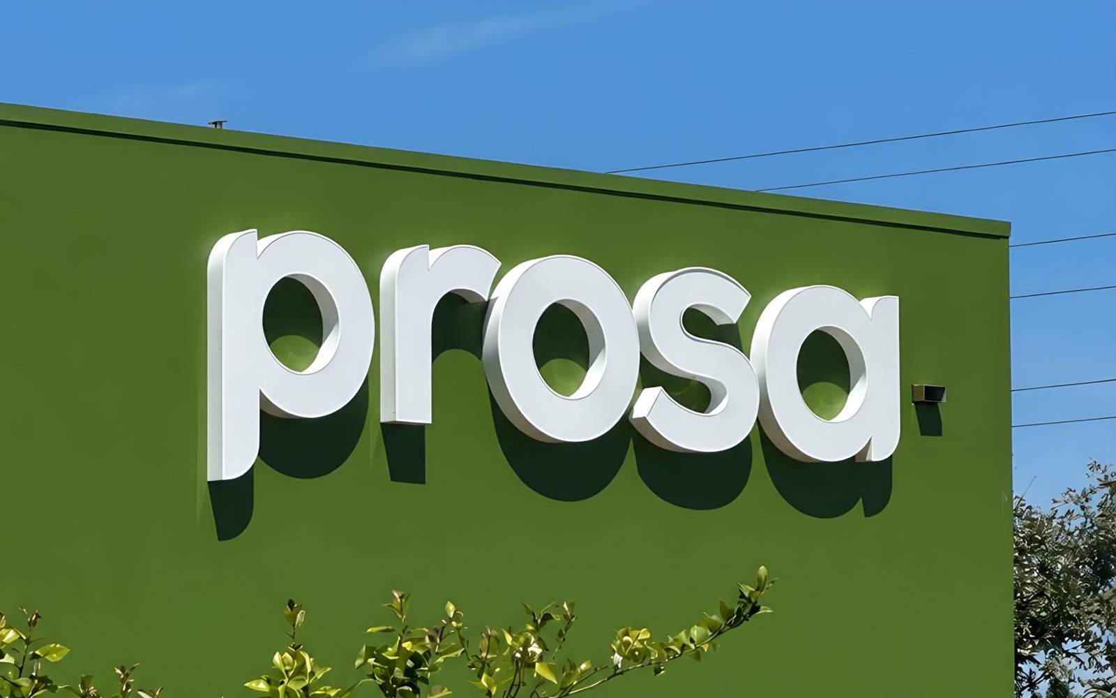 Letreiro PROSA na fachada verde das instalações